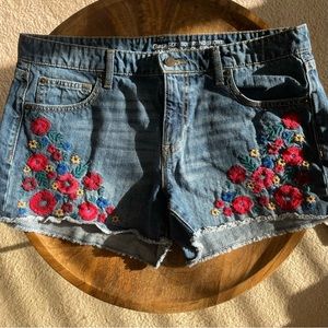 Ladies floral embroidered short shorts